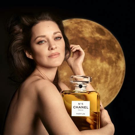 what actress wore chanel no 5 to bed|Chanel number 5 commercial.